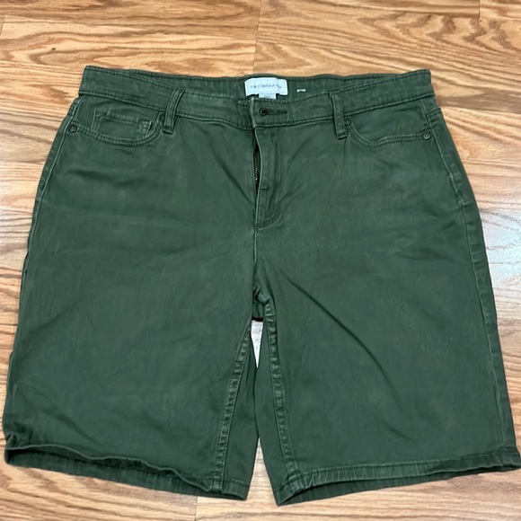 Liz Claiborne Pants - Liz Claiborne women’s army green shorts size 6